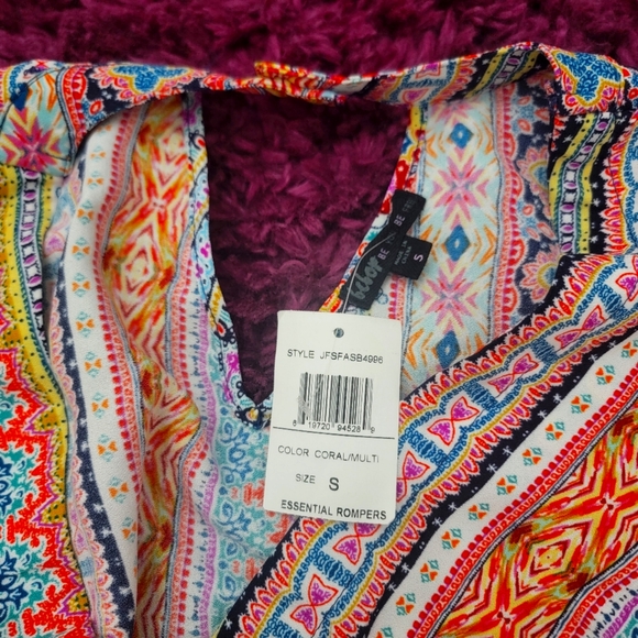 NWT Womens multi-colored Romper size small. - Picture 7 of 8